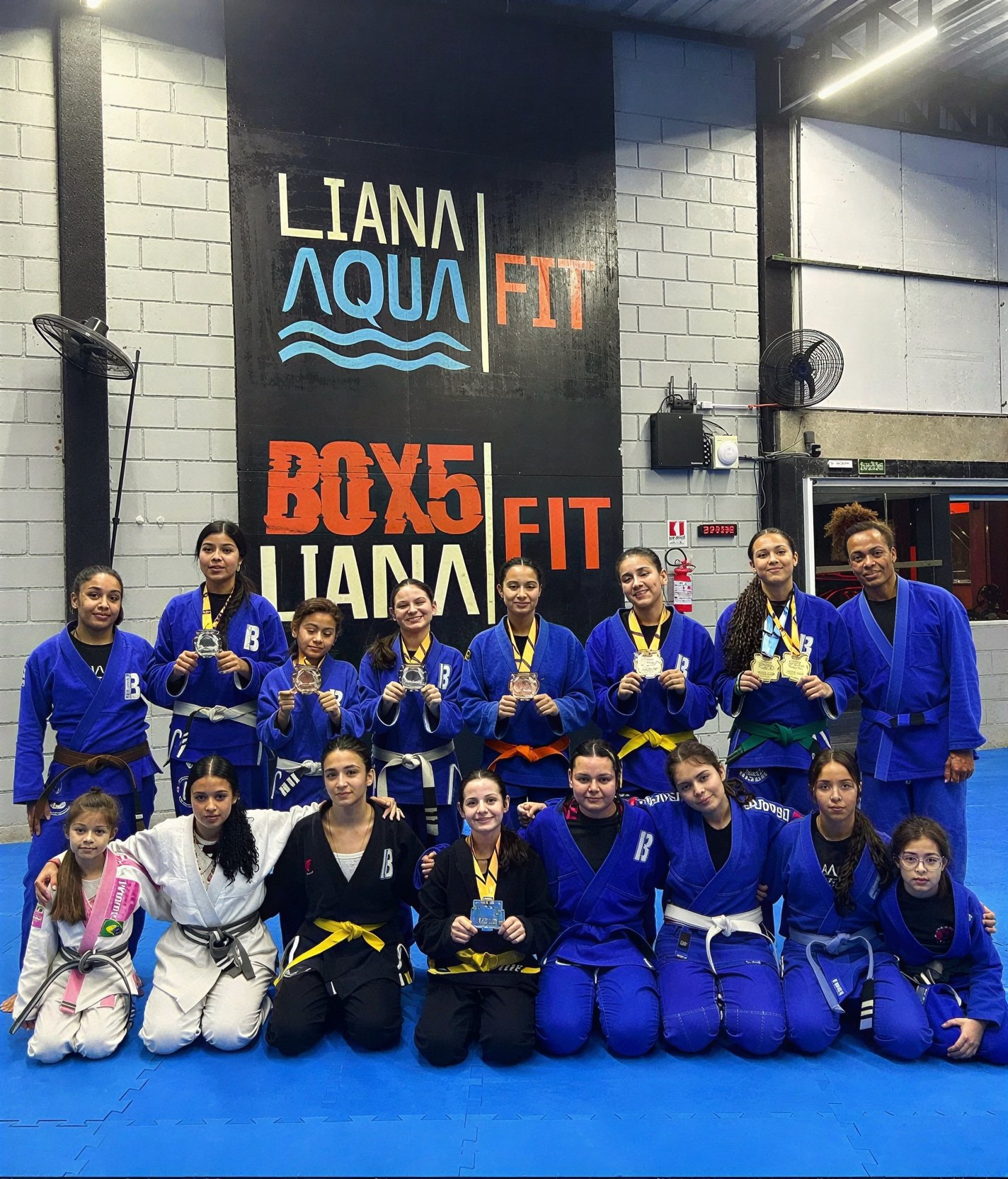Equipe feminina com medalhas