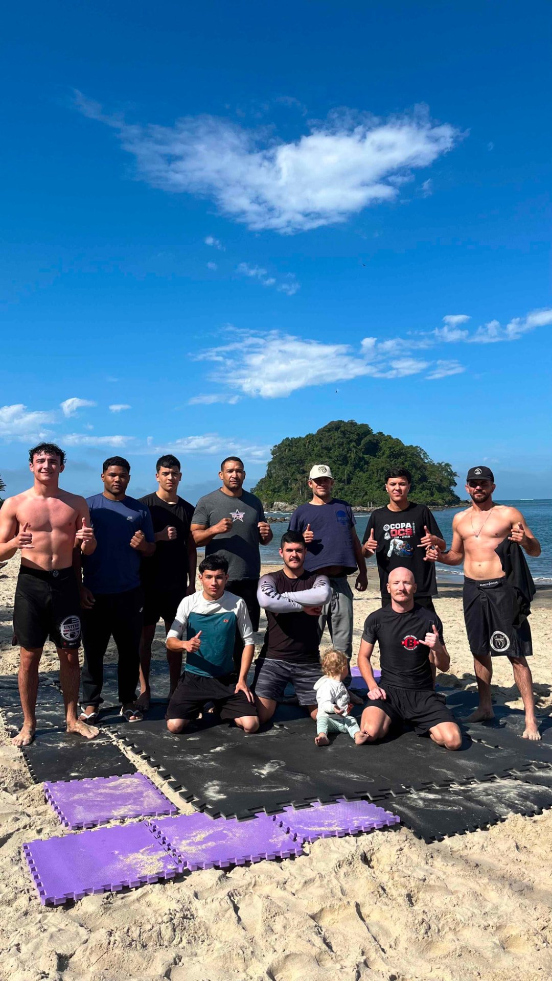 Equipe reunida na praia