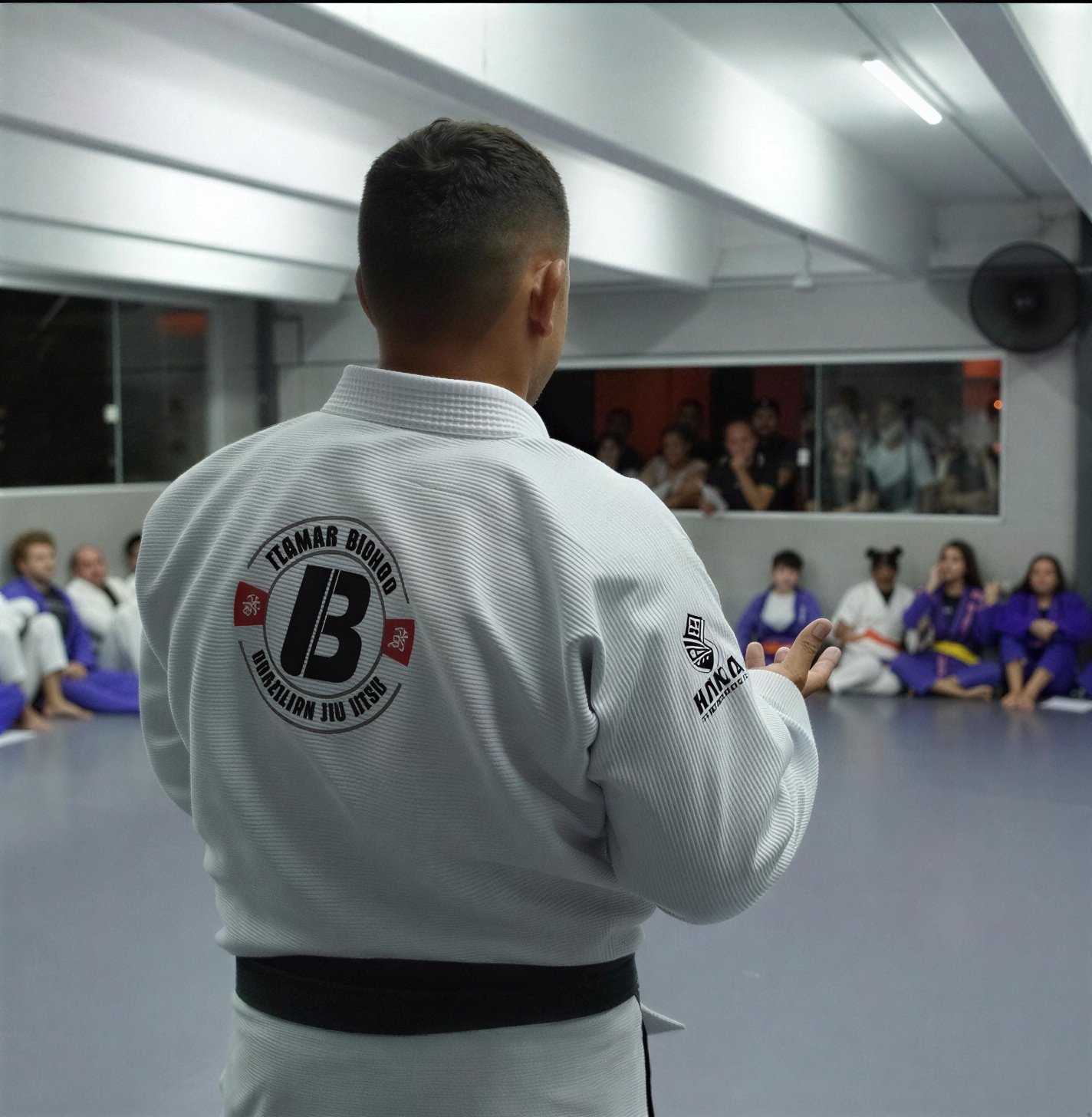 Professor Itamar Biondo conduzindo um treino
